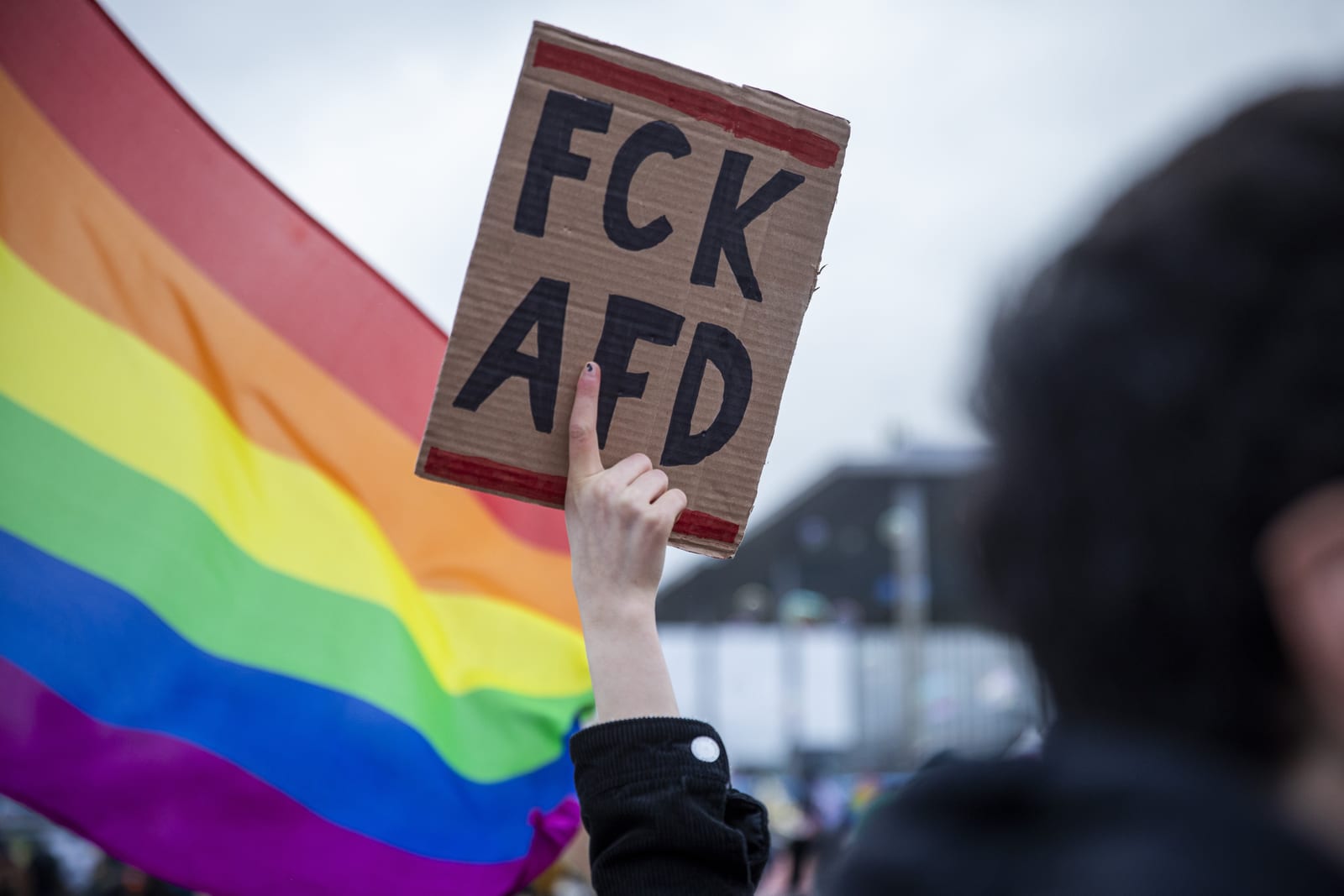 Demonstration mit Regenbogenfahne gegen rechts