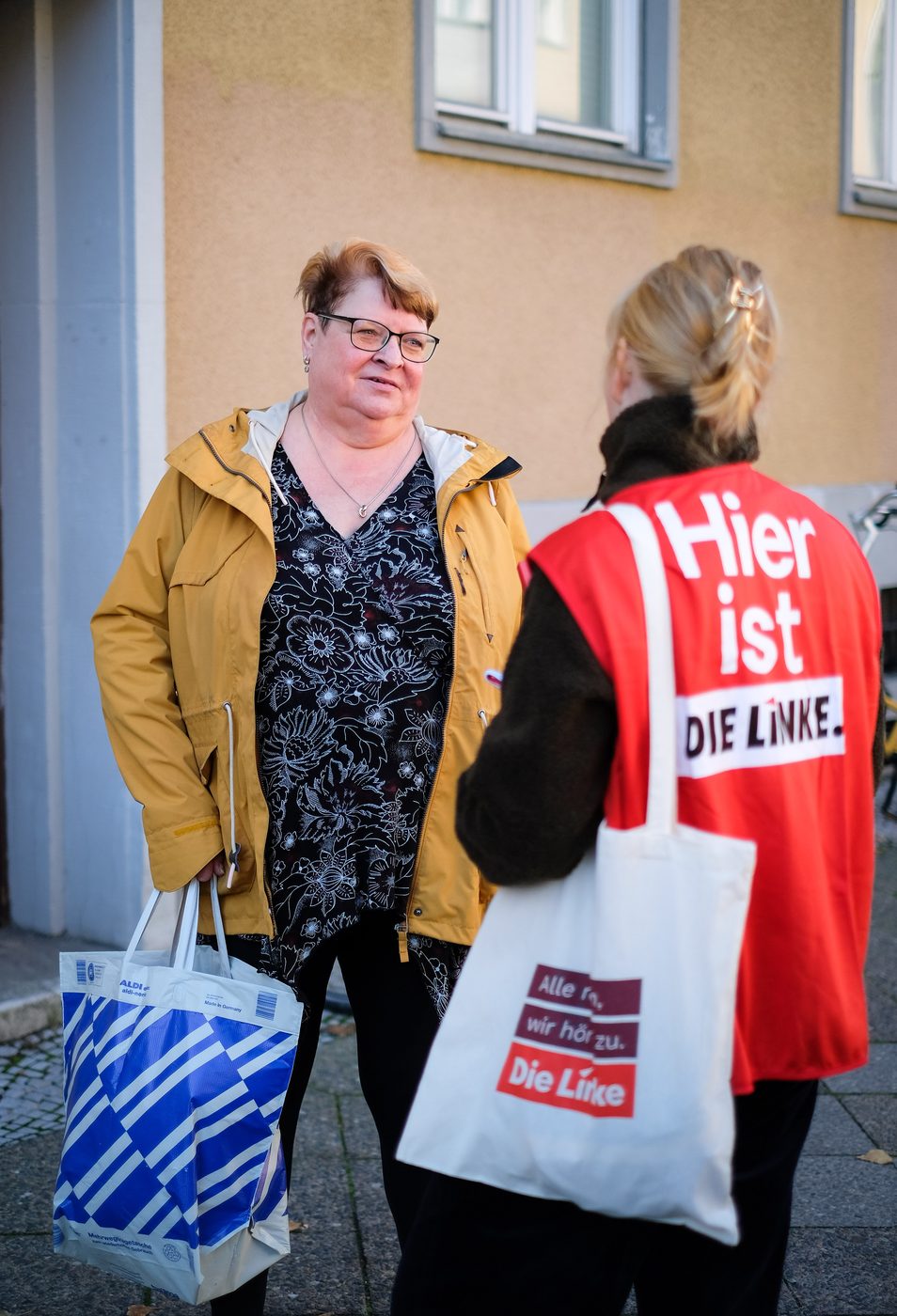 Im Haustürgespräch mit einer Anwohnerin im Wahlkreis