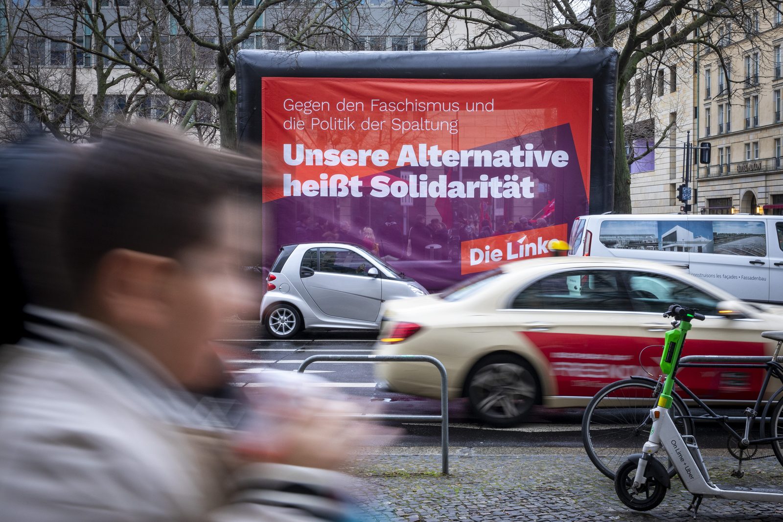 Transparent für Solidarität auf einer Kundgebung