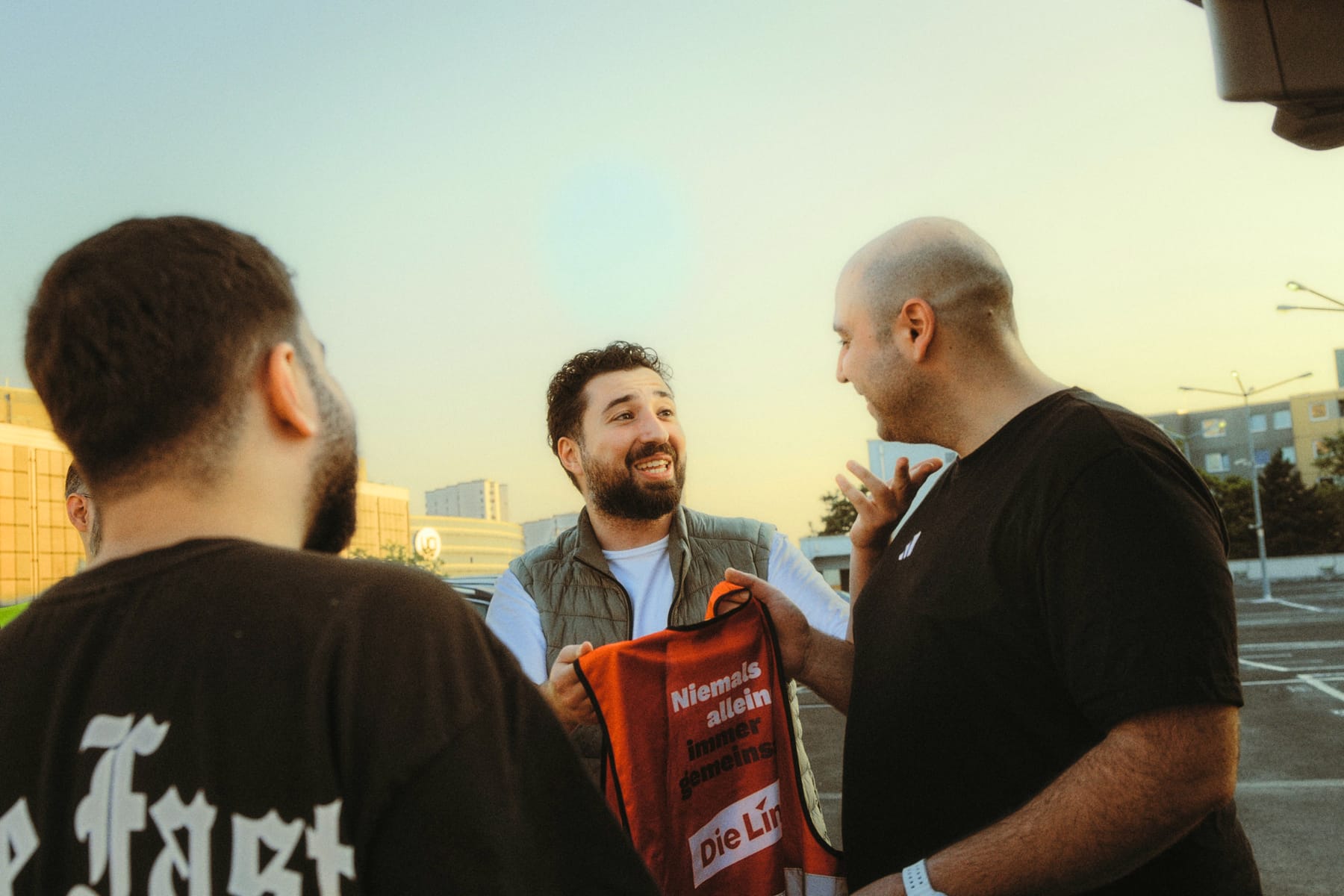 Übergabe der Wahlkampfwesten auf dem Parkdeck