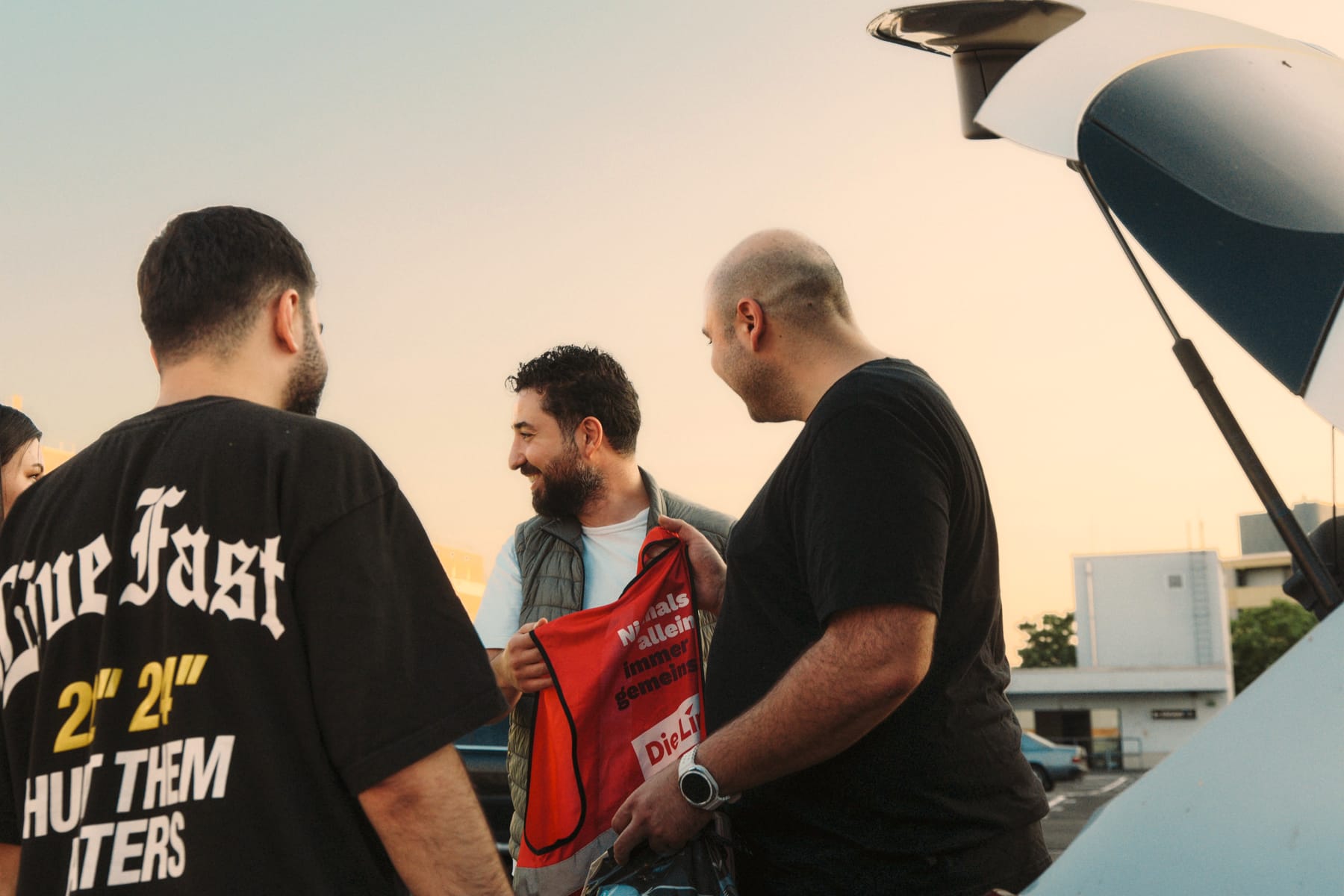 Wahlkampfvorbereitung am Auto mit der Weste „Niemals allein, immer gemeinsam"