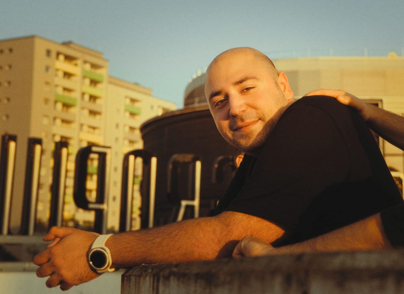 Yurtsever Özdemir auf einem Dach in der Gropiusstadt