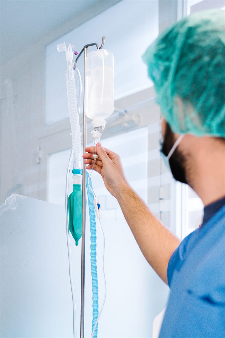 Pflegekraft bereitet eine Infusion vor — für ein starkes Vivantes-Klinikum